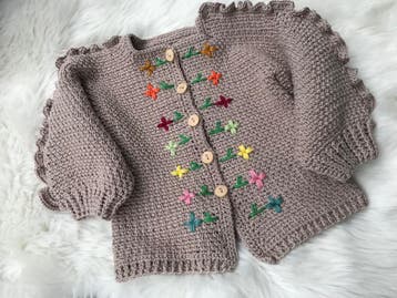Haakpatroon byClaire Geborduurd Vestje, Hobby en Vrije tijd, Breien en Haken, Ophalen of Verzenden, Nieuw, Breien of Haken, Wol of Garen