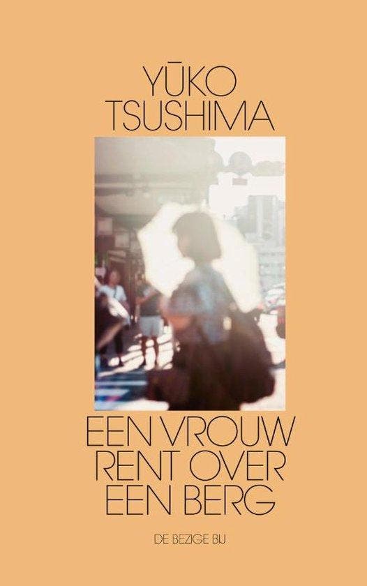 Een vrouw rent over een berg 9789403118024 Yuko Tsushima, Boeken, Romans, Gelezen, Verzenden