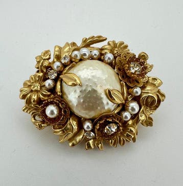 Miriam Haskell – Imitaatieparel & vergulde bloem broche -, Antiek en Kunst
