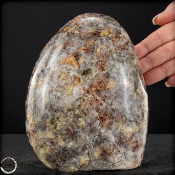 Rode cordieriet vrijvorm – fascinerend mineraalstructuur met