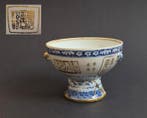 Antieke Chinees blauw-wit porselein op voet -