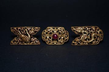 19e–20e eeuw Drie-delige verguld bronzen ornamentale set met