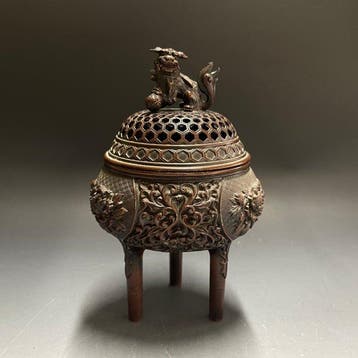 Kosai Sano - Wierookbrander - Lion Balancing on a Ball with