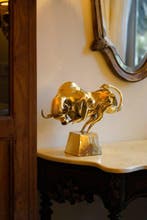sculptuur, Bronze Sculpture of a Striking Bull - with base -, Antiek en Kunst, Kunst | Designobjecten