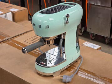 Espressomachine Smeg ECF02PGEU, Huis en Inrichting, Nieuw