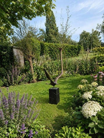 sculptuur, gans in vlucht op marmeren zuil - 33 cm - Marmer,