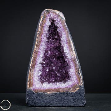 Natuurlijke amethist kristalkathedraal – diepviolette