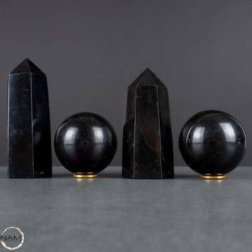 Zwarte toermalijnset – twee bolletjes en twee obelisken met