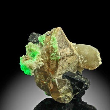 UV-fluorescerend hyalietopal op kwarts met Schorl Kristalen