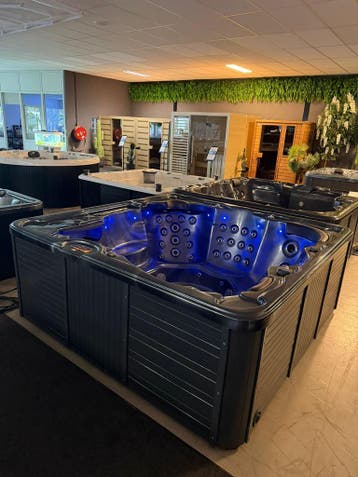 Jacuzzi / spa 230x230 –plug & play 220V– luxe + veel jets, Zo goed als nieuw, Pomp, Vast