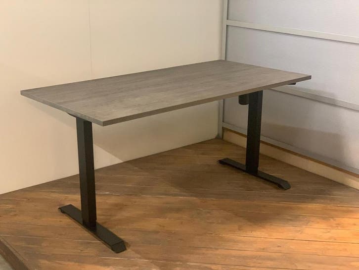 Nieuw Zit Sta Bureau - Zwart Frame - Donkereiken Blad, Huis en Inrichting, Bureaus, Nieuw, Elektrisch, In hoogte verstelbaar, Verzenden
