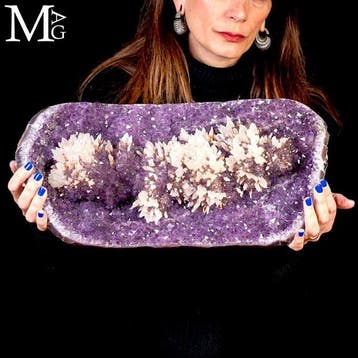 Majestueuze amethistgeode met sneeuwwitte kwartsbloemen die