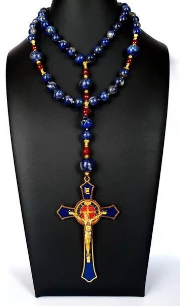 Lapis-lazuli en Robijn – Rozenkrans – Kruis van Sint-Benoît