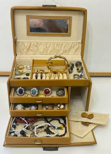 Themacollectie - Een grote collectie armbanden en - anillos
