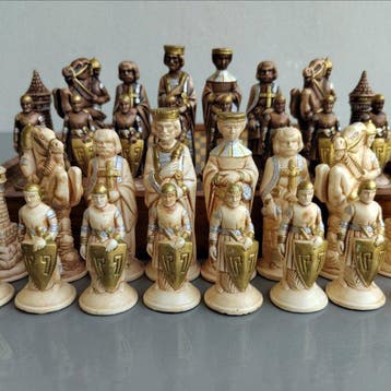 Schaakspel - figurativi medievali in pasta di marmo dipinta