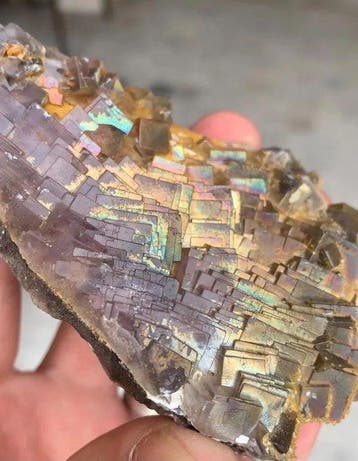 Regenboog kubieke fluorietkristallen monster uit