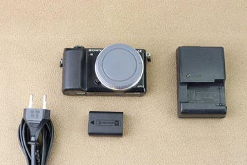 Sony Alpha A 5000 Body, 20.1MP + Accessoires Spiegelloze, Nieuw