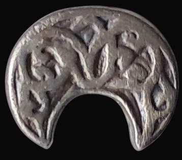 Viking periode -Zilveren maanhanger met gedecoreerde