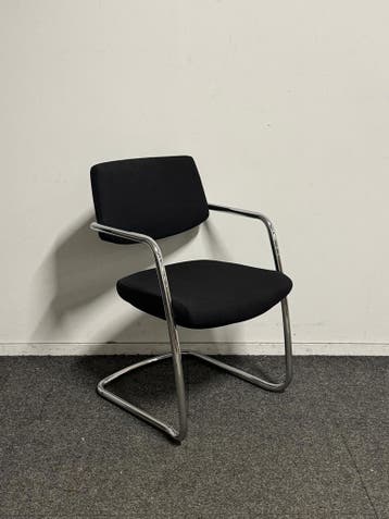 Markant Vergaderstoel - Zwart Gestoffeerd - Chroom Sledefram, Vergader- of Presentatieruimte, Ophalen of Verzenden, Gebruikt, Stoel