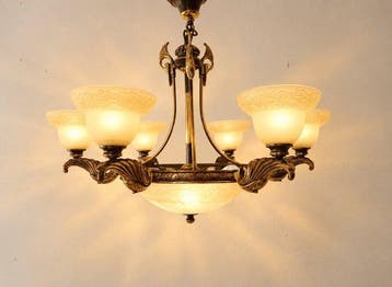 Plafondlamp - Grote kroonluchter met opaline glazen kapjes,, Antiek en Kunst