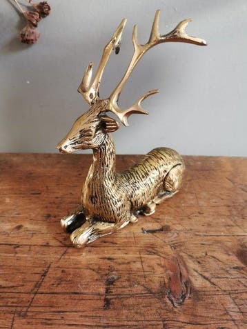 Beeld, voetstuk liggend hert - 18 cm - Koper, Antiek en Kunst