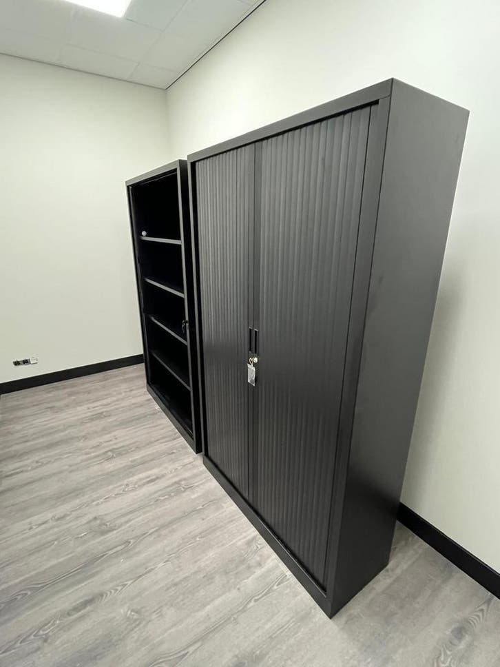 Hoge roldeurkast zwart 195 x 120 x 47 cm - archiefkast, Huis en Inrichting, Kasten | Roldeurkasten en Archiefkasten, Met slot