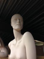 Realistische dames etalagepoppen