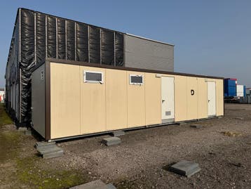 Sanitairunit – 6 douches + 6 toiletten - ca. 13 x 3,5 meter