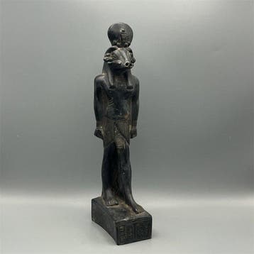 Replica van het oude Egyptische Ramhoofdige god Khnum