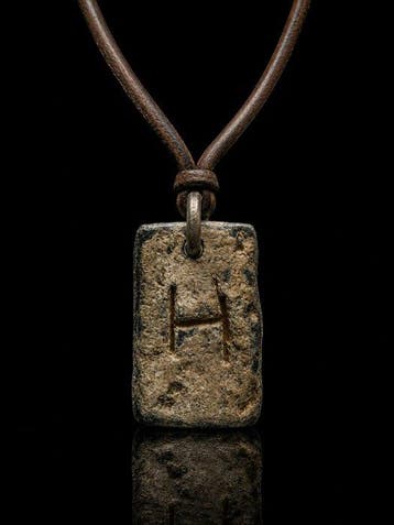 Middeleeuwen, kruisvaardersperiode Brons Initialenhanger met