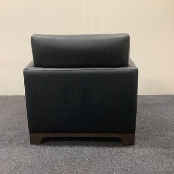 design fauteuil zwart leder met houten onderstel, Huis en Inrichting, Gebruikt, Zwart, Leer, Ophalen of Verzenden