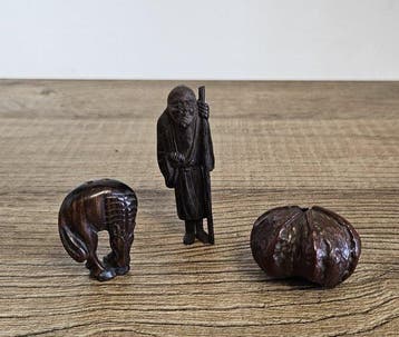 Geen minimumprijs - Lot van 3 Japanse netsuke van hout –