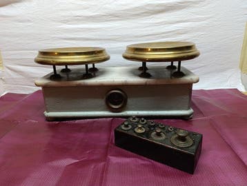Weegschaal - Messing, Hout, Met twee gewichtsschijven