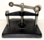 Boekpers – metalen schroefpers – in de stijl van