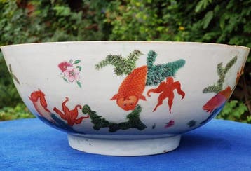 Grote 18e-eeuwse Chinese export Famille Rose vispunchkom -