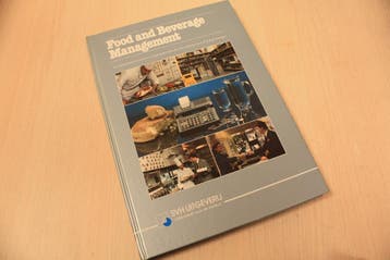 9789052110073 Food & beverage management, Nieuw