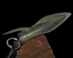 Scythisch Brons Hanger in de vorm van een pijlpunt.