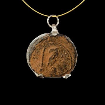 Middeleeuwen, kruisvaardersperiode Coin pendant,