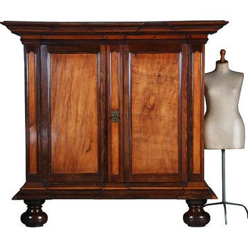 Koloniale kast  ca 1700 museale kwaliteit in massief palissa, Antiek en Kunst, Antiek | Meubels | Kasten, Ophalen of Verzenden