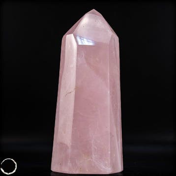 Prachtige rozenkwarts-obelisk – Symbool van liefde en