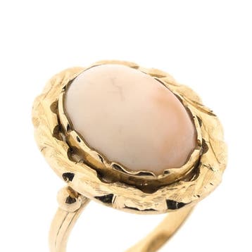Gouden ring gezet met angel skin koraal, Gebruikt, Ophalen of Verzenden, Kleiner dan 17, Met edelsteen