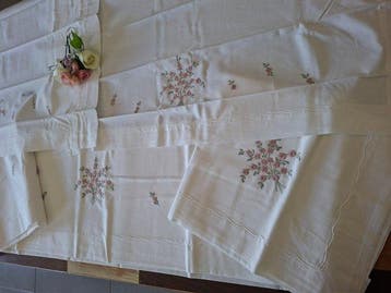 Delicaat set voor een tweepersoonsbed met mooie roze bloemen