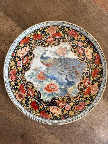 Japans decoratief porseleinen bord met pauw en bloemendecor