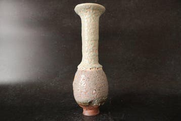 Dramatische houtgestookte steengoed vaas met celadon glazuur