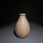 Oud-Egyptisch Albast Voorwerp. 8,5 cm hoog. Middenrijk,