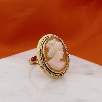 Gouden ring met uitgesneden portret van camee, Gebruikt, Ophalen of Verzenden, Kleiner dan 17, Met edelsteen