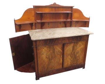 Een mahoniehouten klepbuffet, Europa, 19e eeuw