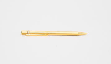 Een vergulde Must de Cartier Trinity balpen.