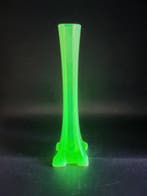 Vaas - uranium - uranium glas, Antiek en Kunst