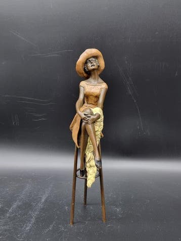 Beeld, Bronze Lady with Hat on Bar Stool - 27.5 cm - Brons